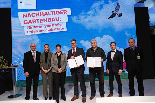 Von li. n. re.: Manfred Kohl (LWK NRW), Nele Marx (LWK NRW), Silvia Bender (StS BMEL), Dr. Arne Dahlhoff (LWK NRW), Christoph Hintze (LVG Heidelberg), Simon Busse (FNR), Dr. Thomas Schmidt (BMEL): Projektstart auf der Grnen Woche in Berlin.