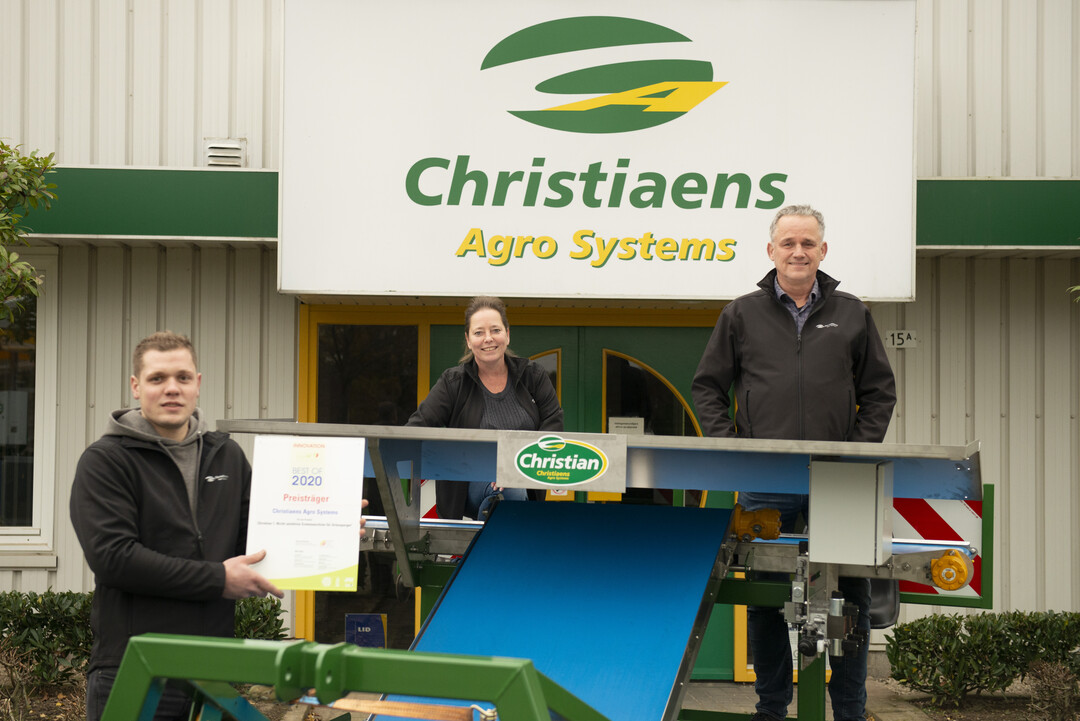 Von links: Martijn Smedts (Ingenieur), Angelique Christiaens (Geschftsfhrerin) und Hans Kalter (Sales) von Christiaens Agro  Systems freuen sich ber den expoSE-Innovationspreis 2020 fr die Grnspargelerntemaschine "Christian".