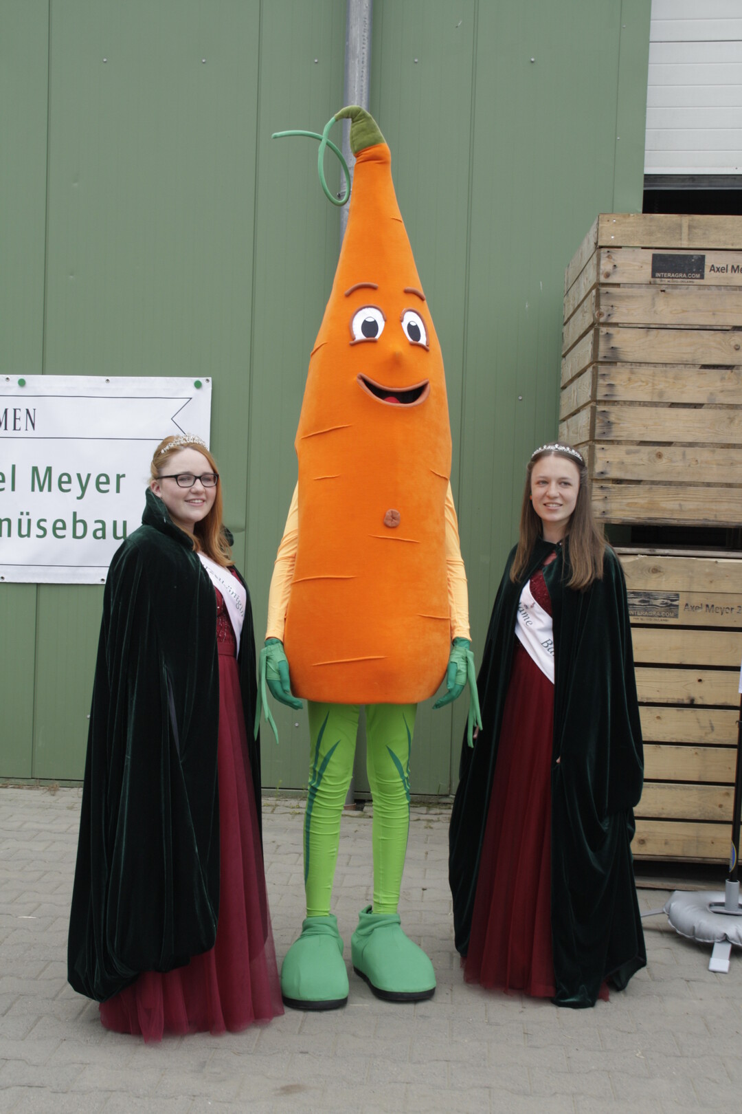 Wurzelknigin Verena mit Hofdame Valerie aus Bardowick mit Max Mhre, dem Maskottchen der Mhrenbranche auf dem Betrieb von Axel Meyer in Vgelsen.