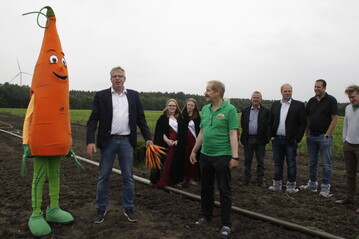 Mhrenanbauer Axel Meyer (blaues Jackett), Dr. Hans-Christoph Behr (grnes T-Shirt) mit Mitgliedern des AK Mhren auf dem Feld.