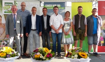 Auf der Freisprechungsfeier in Nrnberg beglckwnschten Josef Hofbauer, Leiter der Ab-teilung Gartenbau am AELF Frth (1.v.l.) und Johannes Hfler, Vorsitzender des Gem-seerzeugerverbandes Knoblauchsland e.V. (2.v.l.) die Absolventen im Gemsebau (v.l.): Jo-hannes Brunner (Gemsebau Brunner GbR, Nrnberg; Gemsebau Franz-Paul Soller, Isma-ning; Gemsebau Jochen Haubner, Nrnberg), Max Bo (Hfler Gemsebau GbR, Fritz Bo, Nrnberg); Moritz Beier (Gemsebau Fleischmann, Nrnberg; Dworschak & Sohn GbR, Nrnberg; Fritz Bo, Nrnberg), Nele Sutterer (Klostergut Benediktinerabtei; Planks-tetten), Maximilian Lehner (Richard Meier GbR, Nrnberg; Gemsebau Rottner, Nrn-berg), und Felix Gla (Scherzer Gemse GmbH).