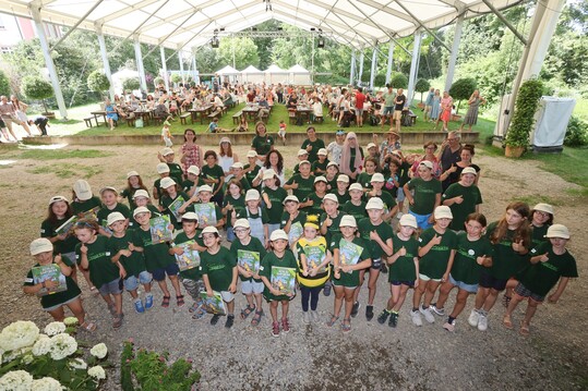 1)	Ein gelungenes Fest: ber 50 Minigrtner aus ganz Baden-Wrttemberg feiern auf der Insel Mainau ihren Abschluss und das 10-jhrige Jubilum der Minigrtner.