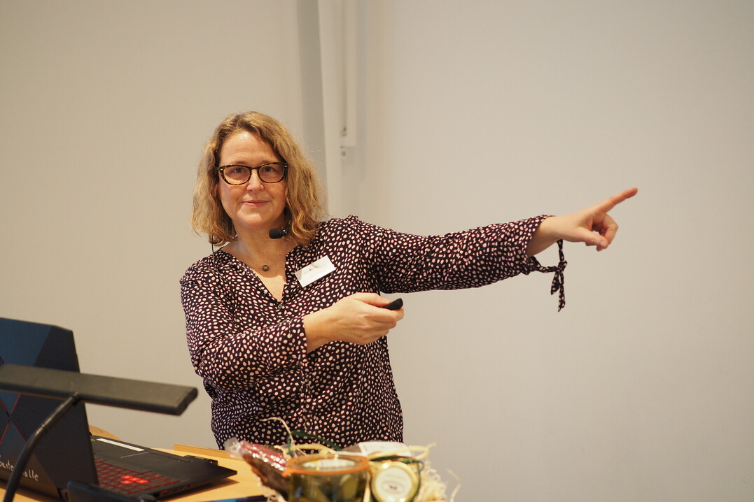Arbeitswirtschaftlerin Monika Schulz (Fa. Ratiochron) erluterte Mglichkeiten, Greif- und Laufwege bei der Ernte und in der Spargelverarbeitung zu optimieren.