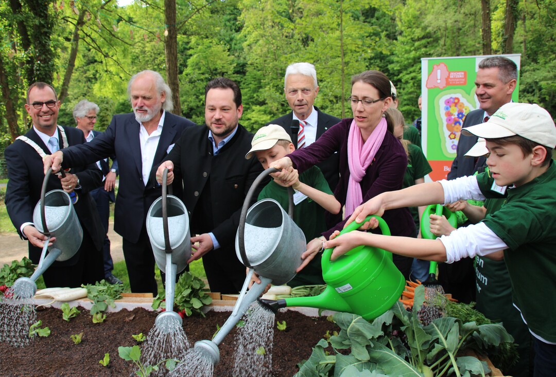 Eröffnung der Gartenschau Mühlacker (v.l.) Frank Schneider, Oberbürgermeister der Stadt Mühlacker, Prof. Hubert Möhrle, Vorsitzender Gesellschafter der Fördergesellschaft für Baden-Württembergische Gartenschauen mbH, Alexander Bonde, Minister Ländlicher Raum und Verbraucherschutz Baden-Württemberg, Hartmut Weimann, Präsident Württembergischer Gärtnereiverband e.V. (WGV), Bettina Gräfin Bernadotte von der Blumeninsel Mainau, Projektinitiatorin der Europa Minigärtner, Gerhard Hugenschmidt, Präsident Badischer Gartenbaubetriebe e.V. (VBG), Kinder: Europa Minigärtner
