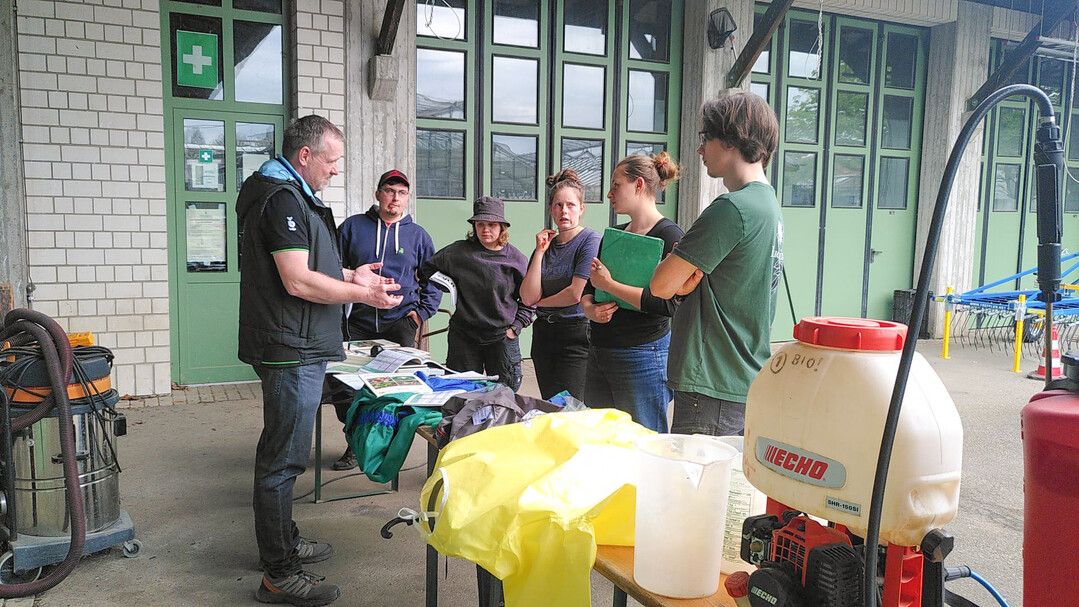 In kleinen Gruppen wechseln die Azubis zwischen den Prfungsstationen und knnen so besser Einzelgesprche fhren und in den Austausch zu konkreten Fragestellungen gehen. 