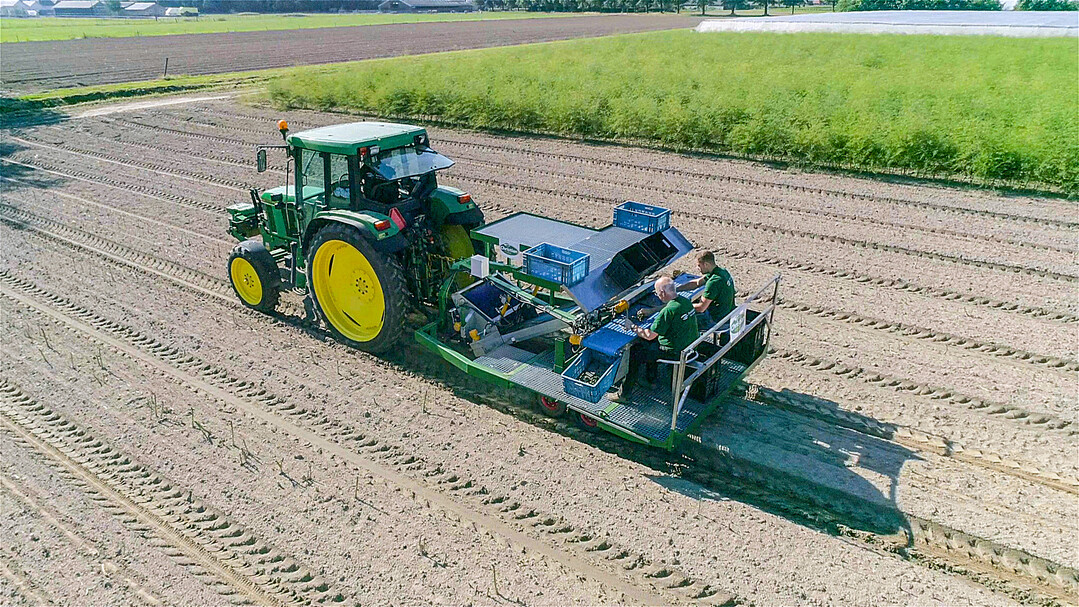Die Erntemaschine für Grünspargel „Christian“ von der Firma Christiaens Agro im Einsatz.