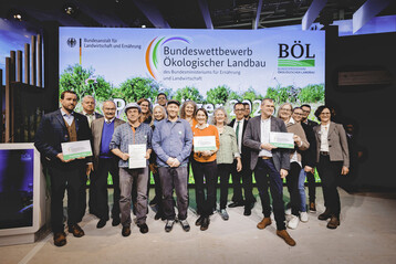 Gruppenfoto mit Bundesminister zdemir und allen Preistrgerinnen und Preistrgern auf der Internationalen Grnen Woche.