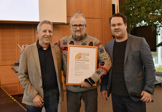 Verabschiedung und Ernennung zum Ehrenmitglied von Rolf Meinhardt durch Wolfgang Bser (l.) und Simon Schumacher (r.)