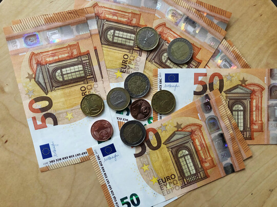 Der Mindestlohn ist aktuell viel diskutiert, denn alles wird teurer  wie sollten Arbeitgeber und Arbeitnehmer damit umgehen?