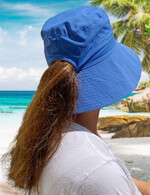 Bei Sonnenschutzhüten gibt es auch Modelle, die sich für Zöpfe eignen.