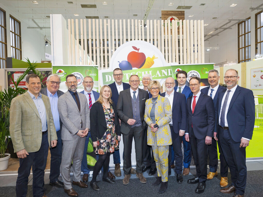 Prsidentenrundgang auf der Fruit Logistica (v.l.): Dr. Sebastean Schwarz (Geschftsfhrer Union der Deutschen Kartoffelwirtschaft e.V.), Jens Stechmann (Vorsitzender Bundesausschuss Obst und Gemse), Bertram Fleischer (Generalsekretr Zentralverband Gartenbau e.V.), Johann Meierhfer (Bereichsleiter Pflanzliche Erzeugung Deutscher Bauernverband e.V.), Laura Lafuente (Geschftsfhrerin Bundesfachgruppe Gemsebau), Christian Ufen (Vorsitzender Bundesfachgruppe Gemsebau), Franz-Josef Holzenkamp (Prsident Deutscher Raiffeisenverband e.V.), Dieter Krau (Prsident Deutscher Fruchthandelsverband e.V.), Eva Khler-Theuerkauf (Prsidentin Zentralverband Gartenbau e.V.), Dr. Andreas Brgger (Geschftsfhrer Deutscher Fruchthandelsverband e.V.), Anders-Maximilian Gyllenstig (Geschftsfhrer Bundesausschuss Obst und Gemse), Jrg Migende (Hauptgeschftsfhrer Deutscher Raiffeisenverband e.V.), Johannes Bliestle (Vorsitzender BVEO e.V.) und Dr. Christian Weseloh (Geschftsfhrer BVEO e.V.).