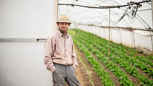 Tristan Billmann baut einen landwirtschaftlichen Betrieb nach seinen eigenen Vorstellungen auf. Ein wichtiger Bestandteil hiervon: Der Gemseanbau mit mglichst wenig Input.