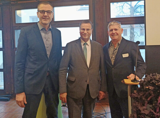Christian Ufen (links) und Robert Dreesen (rechts) freuten sich ber den Besuch des baden-wrttembergischen Landwirtschaftsministers Peter Hauk (Mitte) auf der Mitgliederversammlung der Gemse-Selbstvermarkter in Esslingen.