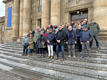 Die Teilnehmer der Exkursion vor der Staatsoper in Stuttgart.