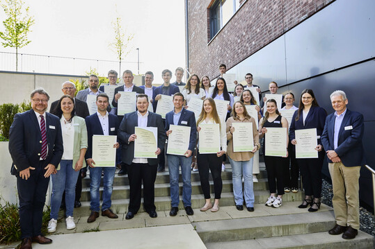 Die Jahrgangsbesten aus verschiedenen grnen Berufen mit Dr. Bernd von Garmissen (links), Kammerdirektor der Landwirtschaftskammer Niedersachsen, Kammerprsident Gerhard Schwetje (3.v.l.), Dr. Cord Stoyke (Agrarministerium, rechts) und Larissa Trutwig (2.v.l.), stellvertretende Leiterin des Fachbereichs Aus- und Fortbildung, Landjugend und Moderatorin des Festakts. 