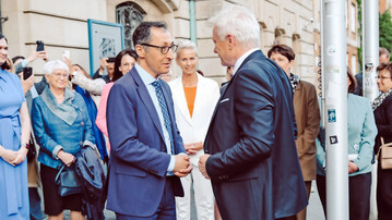 Der neue Bundeslandwirtschaftsminister Alois Rainer (rechts) bernahm am 6. Mai 2025 die Amtsgeschfte von seinem Vorgnger Cem zdemir (links).