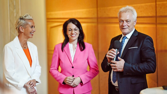 Silvia Breher und Martina Englhardt-Kopf (von links) bilden zusammen mit Alois Rainer die neue Hausspitze im Bundeslandwirtschaftsministerium.