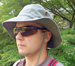 Zum Schutz vor UV-Strahlung empfiehlt die SVLFG unter anderem Kappen mit Nackenschutz oder Hüte mit breiter Krempe sowie eine Sonnenbrille mit UV-Filter und Seitenschutz.