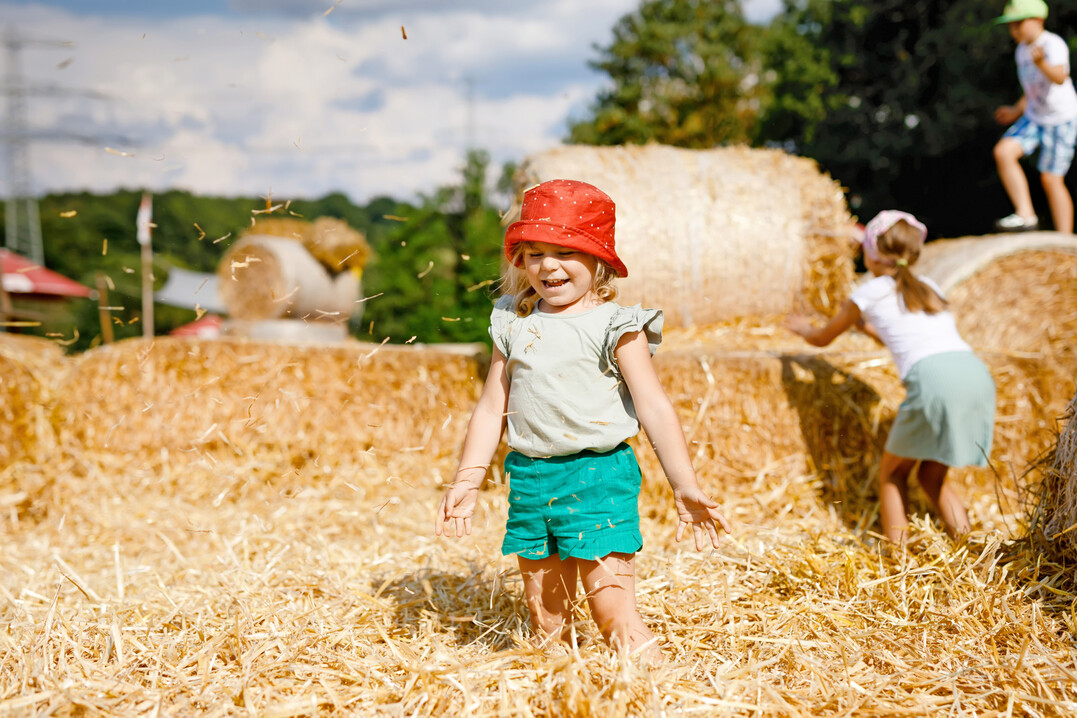 Für Kinder werden ein paar Strohballen zum Abenteuerspielplatz.