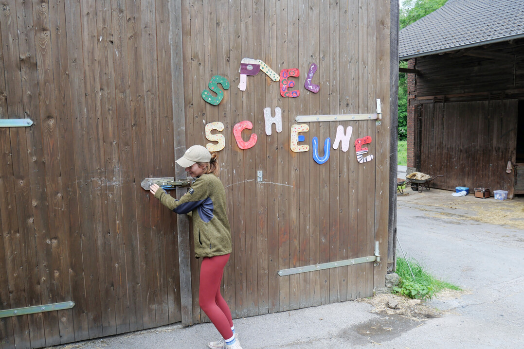 In der Spielscheune auf dem Tiggeshof darf getobt werden.