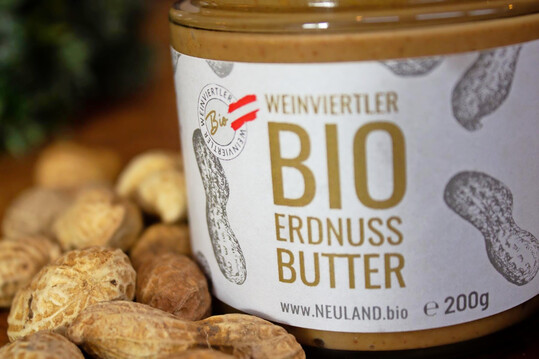 Die Bio-Erdnussbutter aus sterreich ist deutlich teurer als importierte Ware. Aber die Konsumenten sind bereit diesen hheren Preis zu zahlen.