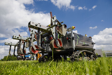 Agrar-Roboter Phoenix von der Universitt Hohenheim beim Farming 4.0: Kleines, leichtes und kostengnstiges Multitalent fr mehr Effizienz, Arten-, Klima- und Umweltschutz.