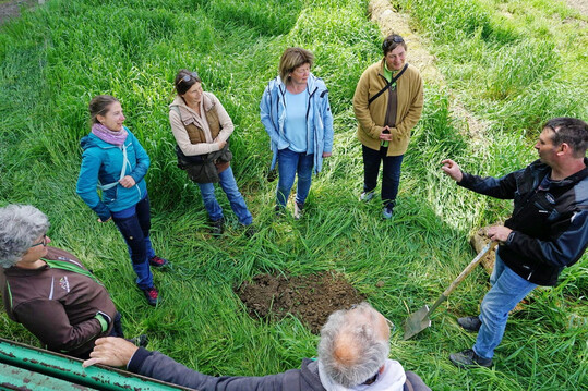 Biodiversitt zeigt sich auch im Boden: Bei ihrer Exkursion zu landwirtschaftlichen Betrieben lernten die Blhbotschafter das Bodenleben kennen. Nicole (links) und Robert Hugger (rechts) zeigten ihnen Betriebsflchen in Altshausen-Stuben. Saskia Wolf (zweite von links), Projektleiterin bei der Bodensee-Stiftung, hatte zu der Fortbildung eingeladen. 