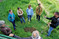 Biodiversität zeigt sich auch im Boden: Bei ihrer Exkursion zu landwirtschaftlichen Betrieben lernten die Blühbotschafter das Bodenleben kennen. Nicole (links) und Robert Hugger (rechts) zeigten ihnen Betriebsflächen in Altshausen-Stuben. Saskia Wolf (zweite von links), Projektleiterin bei der Bodensee-Stiftung, hatte zu der Fortbildung eingeladen.