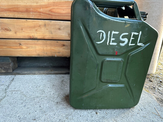 Dieselkanister auf dem landwirtschaftlichen Betrieb.
