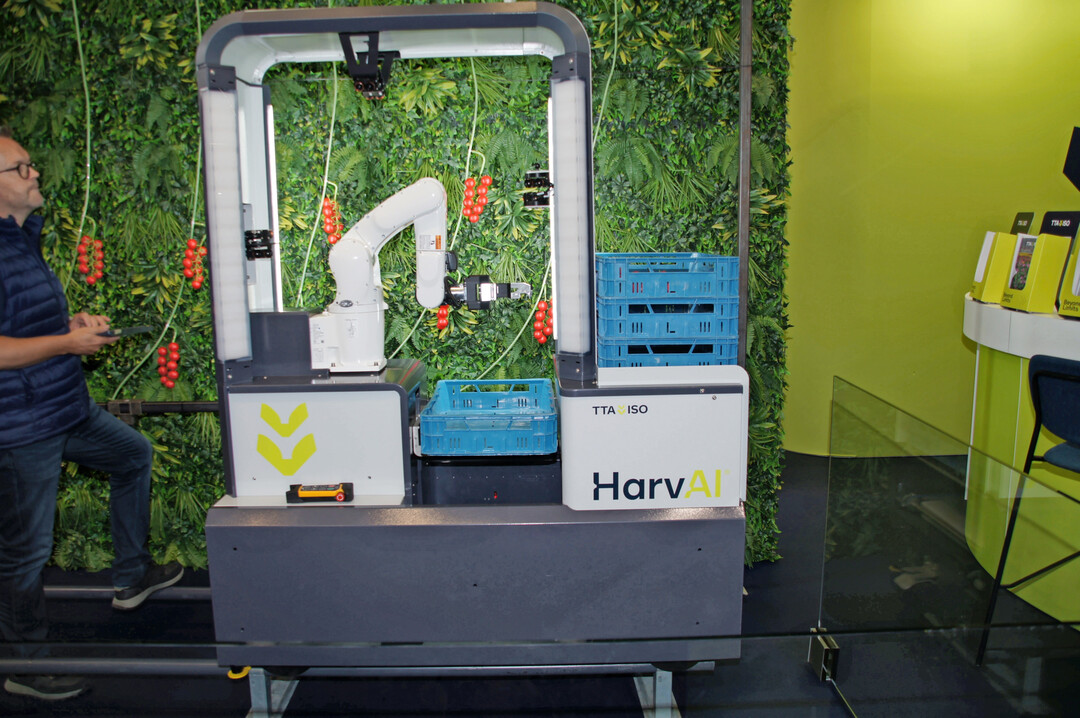 Der Tomaten-Ernte- und Blattschneide-Roboter HarvAI bei der automatisch ablaufenden Ernte-Demonstration auf der Greentech.