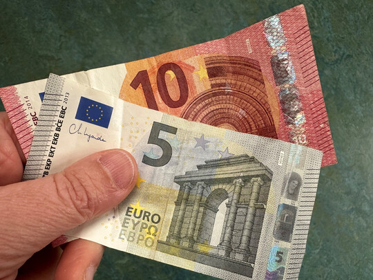 Auf die befrchteten 15 Euro steigt der Mindestlohn zwar zunchst nicht an, dennoch macht sich Unmut in der Branche breit.