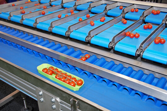Taks-Zuwiege-Automat: im Vordergrund die teilgefüllte Schale, dahinter parallellaufend die Ergänzungsmenge.