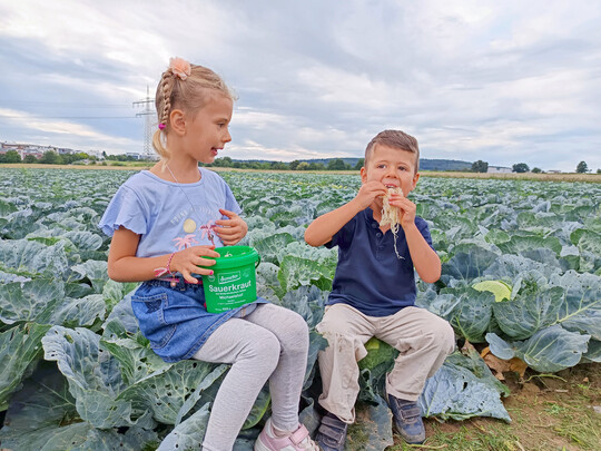 Die beiden kleinsten Kinder der Schäfers, Nina und Mika, lieben das selbstgemachte Sauerkraut ihrer Eltern.