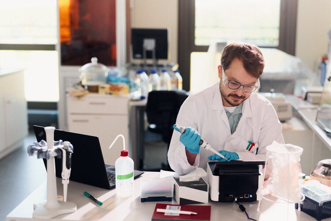 Benjamin Moorlach, Doktorand an der HSBI, formuliert dsRNA fr den Einsatz als Pflanzenschutzmittel.