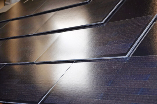 Solar-Dachziegel: Die 450 x 510 mm großen Freesuns Matrix-Schindel-PV-Dachziegel bestehen aus Glas-Glas-Modulen mit TOPCon-Solarzellen.