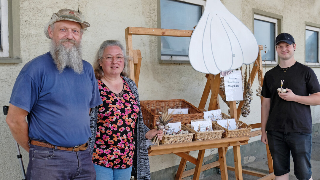 Klaus, Nathalie und Johannes Buck aus Herbertingen an ihrem Knoblauchstand vor dem Wohnhaus.