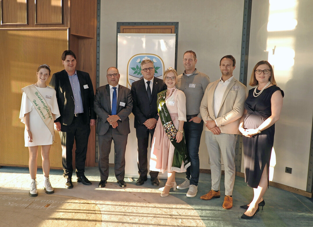 Heidekartoffelkönigin Paula I, Prof. Dr. Hanno Friedrich, Dr. Christopher Schwieger, Thomas Herkenrath, Bayrische Kartoffelkönigin Elena I, Wiechert Steert, Sascha Rosenblatt und Jutta Becker-Ritterspach bei der diesjährigen Kartoffel-Herbstbörse in Hamburg.