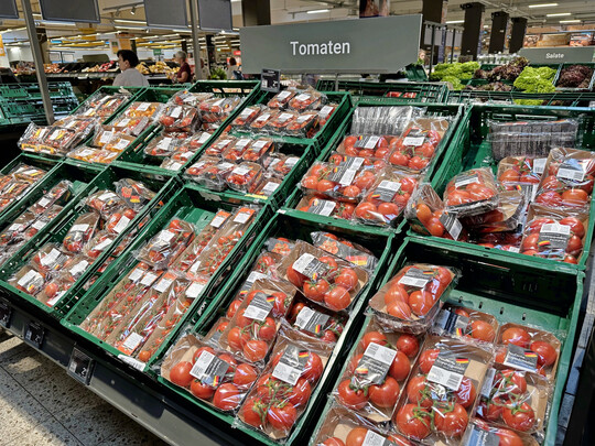 Kunststoff ist nach wie vor die Nummer 1, wenn es um Verpackungen für Obst und Gemüse geht, wie diese Tomatenauslage eindrücklich zeigt.