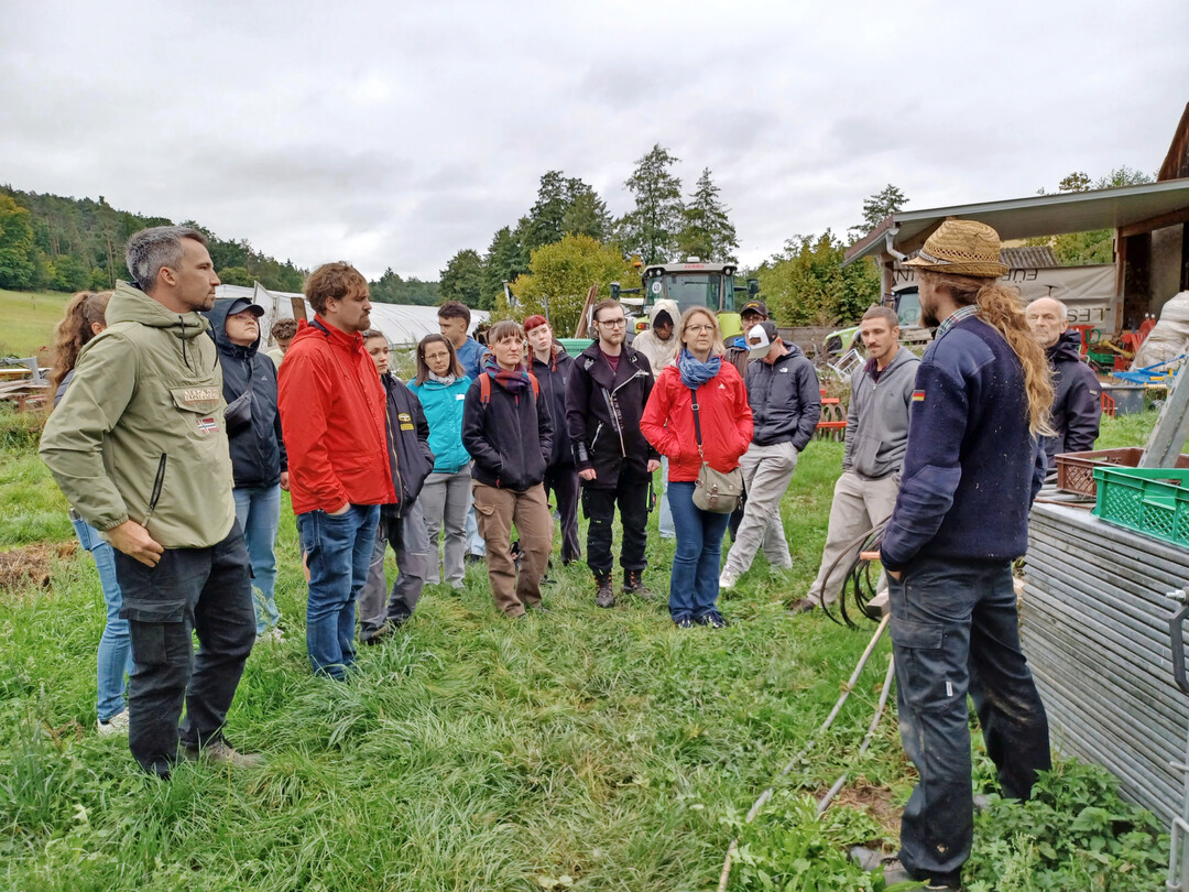 Workshops und Exkursionen, wie hier zu Tristans Biohof, prgten die beiden Veranstaltungstage.