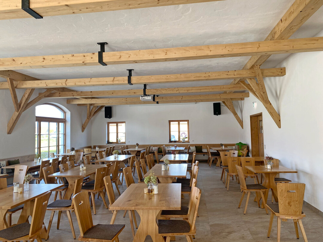 Der Veranstaltungsraum auf dem Pfl�glerhof kann f�r Events angemietet werden. Er ist mit Leinwand und Beamer ausgestattet.