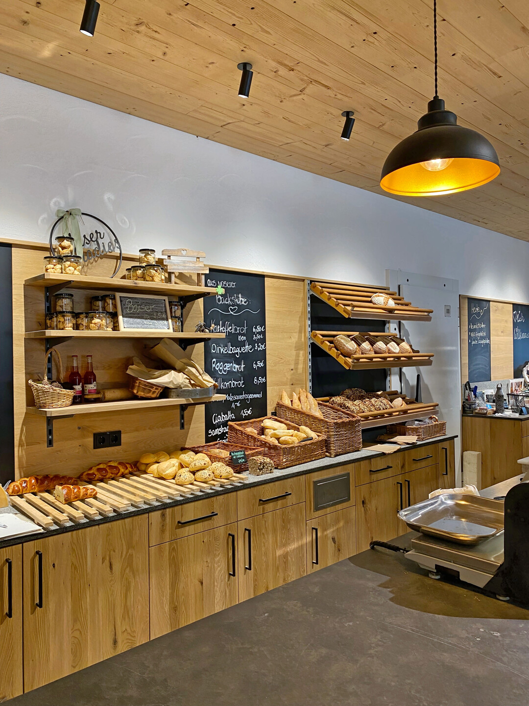 Im Hofladen gibt es auch frische Backwaren � die backt ein B�ckermeister in der angrenzenden Backstube. 