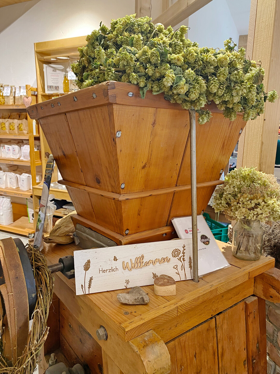 Der Hofladen ist liebevoll dekoriert, auch das eigene Bier, das Pfl�glerbr�u wird hier verkauft.