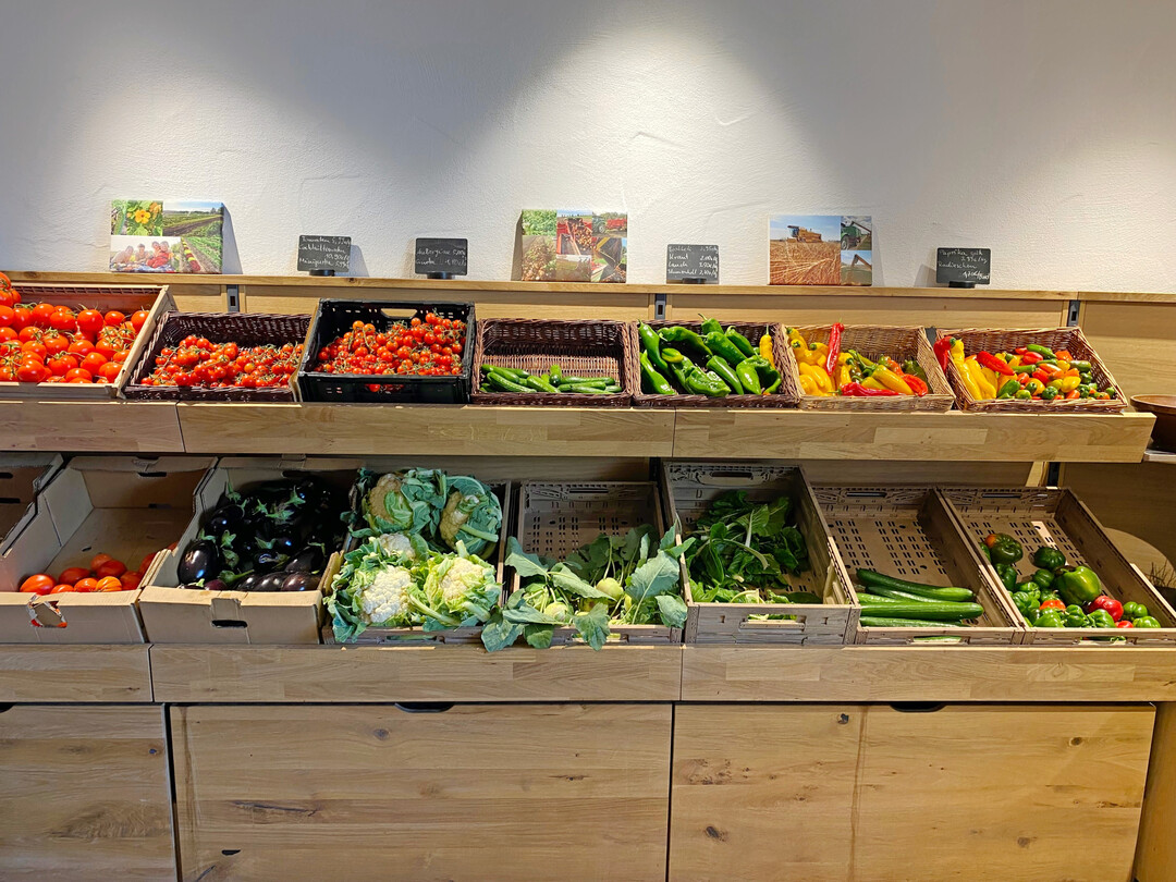 F�r den Ausbau des Hofladens haben die Pfl�glers einen professionellen Ladenbauer beauftragt. In der Auslage liegt zum Gro�teil das Gem�se aus der eigenen G�rtnerei.