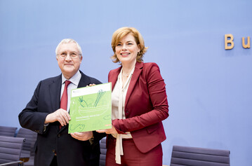 Bundesministerin Julia Klckner prsentiert mit Prof. Manfred Gllner (forsa) den Ernhrungsreport.