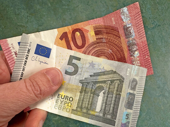 Ab 1. Januar 2026 steigt der Mindestlohn auf 13,90 Euro pro Stunde.