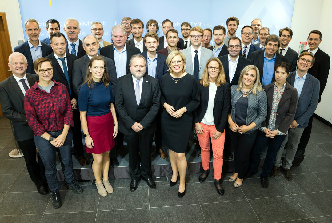 Bundesministerin Julia Klöckner mit den Mitgliedern des Kompetenznetzwerks "Digitalisierung in der Landwirtschaft".