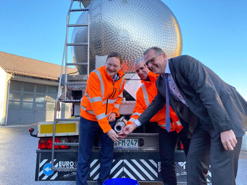 Verkehrsminister Dr. Hans Reichhart, Leiter der Straenmeisterei Gersthofen Konrad Schneller, Thomas Huber, Werkleiter Develey testen die recycelte Sole aus einem Tankfahrzeug.