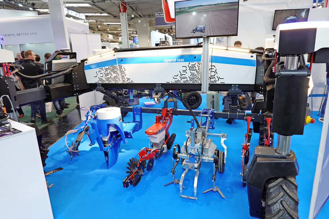 Tipard 1530 ist ein Allrounder-Ger�tetr�ger, der sich autonom auf dem Feld bewegen kann.