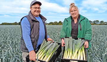 Mit viel Mut, Leidenschaft und vor allem Humor f�hren Anja und Roman Jacobs ihren Porree-Betrieb in Br�ggen.