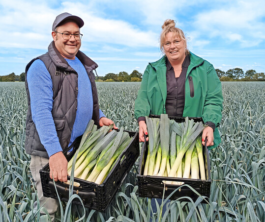 Mit viel Mut, Leidenschaft und vor allem Humor f�hren Anja und Roman Jacobs ihren Porree-Betrieb in Br�ggen.